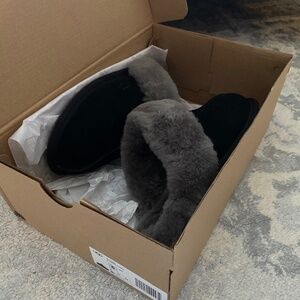 UGG Classic Slipper Black Suede Grey Fur Trim Size 6